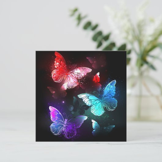 Drei glühende Schmetterlinge im Hintergrund Hinweiskarte (Stehend Vorderseite)