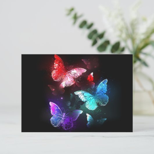 Drei glühende Schmetterlinge im Hintergrund Hinweiskarte (Stehend Vorderseite)