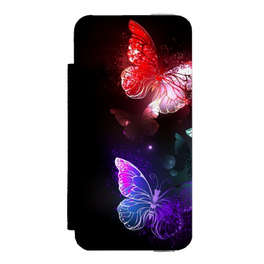 Drei glühende Schmetterlinge im Hintergrund Incipio iPhone Geldbeutel-Hülle (Folio Vorderseite)