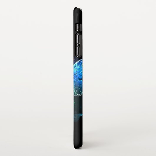 Drei glühende Schmetterlinge im Hintergrund iPhone Hülle (Linke Seite)