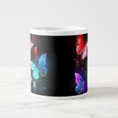 Drei glühende Schmetterlinge im Hintergrund Jumbo-Tasse (Vorderseite)