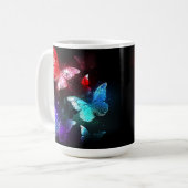 Drei glühende Schmetterlinge im Hintergrund Kaffeetasse (Vorderseite Links)