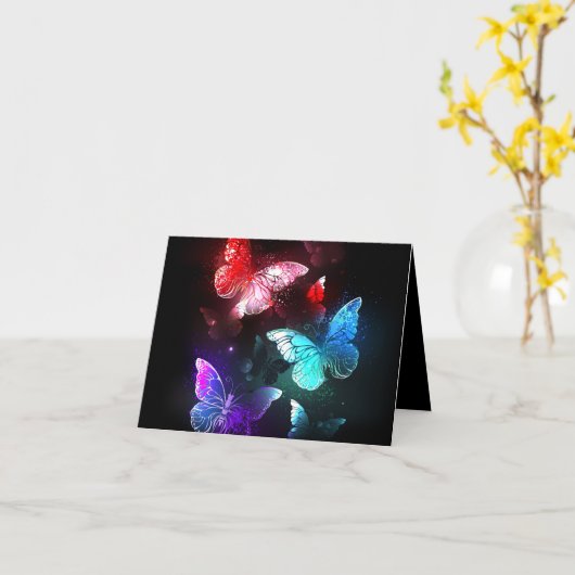 Drei glühende Schmetterlinge im Hintergrund Karte (Gelbe Blume)