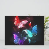 Drei glühende Schmetterlinge im Hintergrund Karte (Stehend Vorderseite)