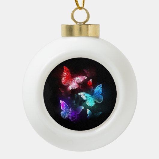 Drei glühende Schmetterlinge im Hintergrund Keramik Kugel-Ornament (Vorderseite)