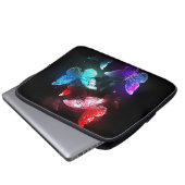 Drei glühende Schmetterlinge im Hintergrund Laptopschutzhülle (Vorne Knopf)