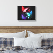 Drei glühende Schmetterlinge im Hintergrund Leinwanddruck (Insitu (Schlafzimmer))