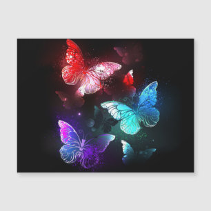 Drei glühende Schmetterlinge im Hintergrund Magnetkarte