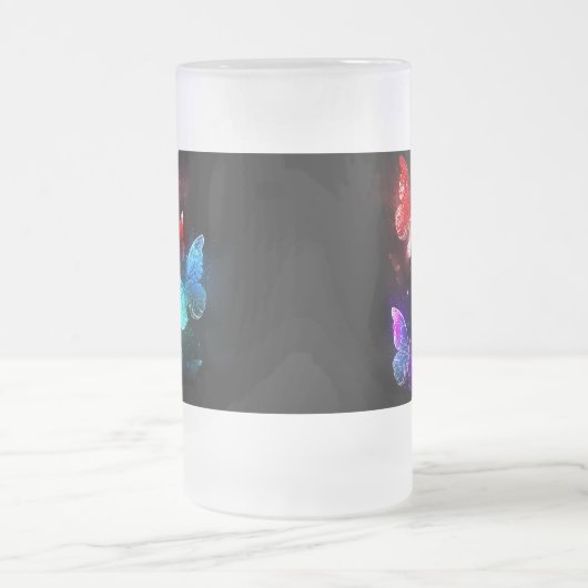 Drei glühende Schmetterlinge im Hintergrund Mattglas Bierglas (Mittel)