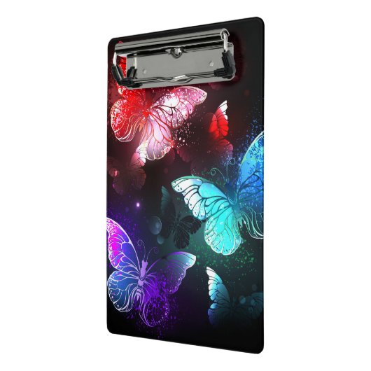 Drei glühende Schmetterlinge im Hintergrund Mini Klemmbrett (Gewinkelt2)