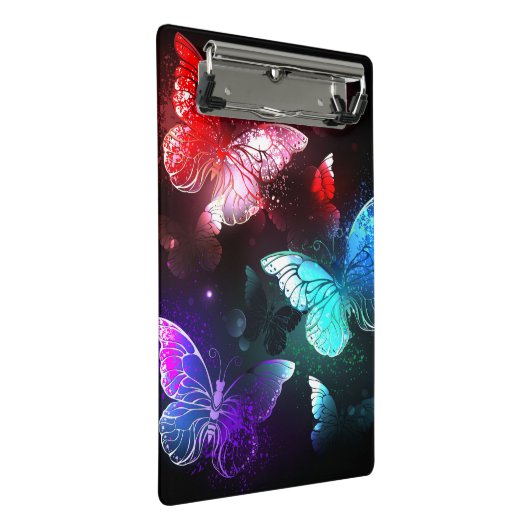 Drei glühende Schmetterlinge im Hintergrund Mini Klemmbrett (Schrägansicht)