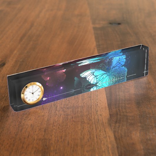 Drei glühende Schmetterlinge im Hintergrund Namensplakette (Seite)