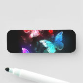 Drei glühende Schmetterlinge im Hintergrund Namensschild (Beispiel)