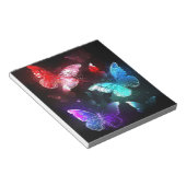 Drei glühende Schmetterlinge im Hintergrund Notizblock (angewinkelt)