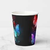 Drei glühende Schmetterlinge im Hintergrund Pappbecher (Links)