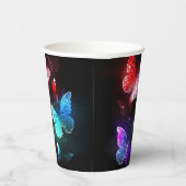 Drei glühende Schmetterlinge im Hintergrund Pappbecher (Rechts)