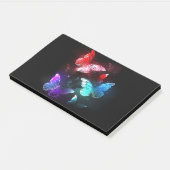 Drei glühende Schmetterlinge im Hintergrund Post-it Klebezettel (angewinkelt)