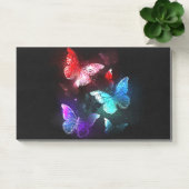 Drei glühende Schmetterlinge im Hintergrund Post-it Klebezettel (Büro)