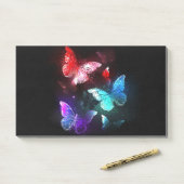 Drei glühende Schmetterlinge im Hintergrund Post-it Klebezettel (Auf Schreibtisch)