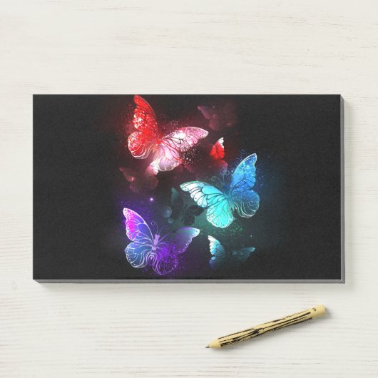 Drei glühende Schmetterlinge im Hintergrund Post-it Klebezettel (Auf Schreibtisch)