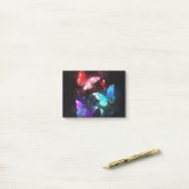 Drei glühende Schmetterlinge im Hintergrund Post-it Klebezettel (Auf Schreibtisch)