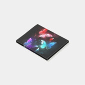 Drei glühende Schmetterlinge im Hintergrund Post-it Klebezettel (angewinkelt)