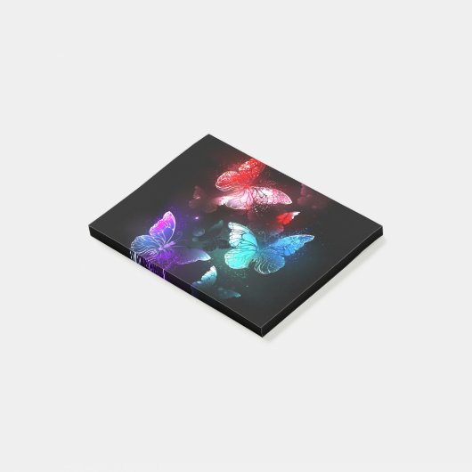 Drei glühende Schmetterlinge im Hintergrund Post-it Klebezettel (angewinkelt)