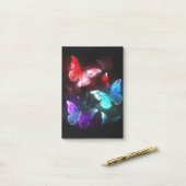 Drei glühende Schmetterlinge im Hintergrund Post-it Klebezettel (Auf Schreibtisch)