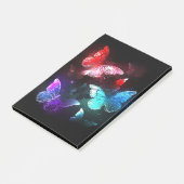 Drei glühende Schmetterlinge im Hintergrund Post-it Klebezettel (angewinkelt)