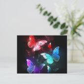 Drei glühende Schmetterlinge im Hintergrund Postkarte (Stehend Vorderseite)