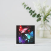 Drei glühende Schmetterlinge im Hintergrund Quadratische Visitenkarte (Stehend Vorderseite)