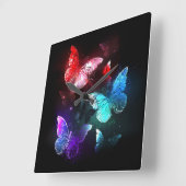 Drei glühende Schmetterlinge im Hintergrund Quadratische Wanduhr (Winkel)