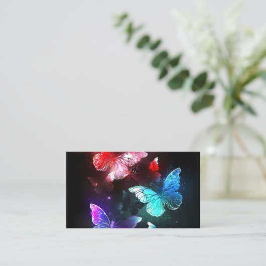 Drei glühende Schmetterlinge im Hintergrund Rabattkarte (Stehend Vorderseite)