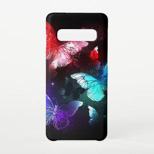 Drei glühende Schmetterlinge im Hintergrund Samsung Galaxy S10 Hülle