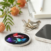 Drei glühende Schmetterlinge im Hintergrund Schlüsselanhänger (Seite)