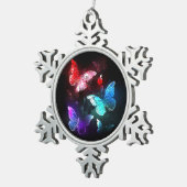 Drei glühende Schmetterlinge im Hintergrund Schneeflocken Zinn-Ornament (Rechts)