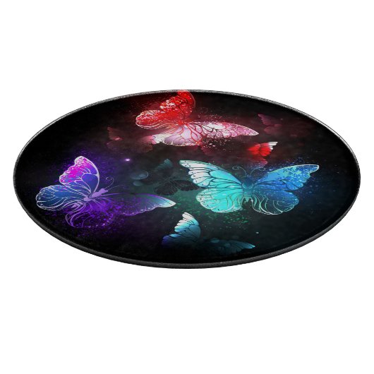 Drei glühende Schmetterlinge im Hintergrund Schneidebrett (Ecke)