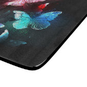 Drei glühende Schmetterlinge im Hintergrund Schneidebrett (Ecke)