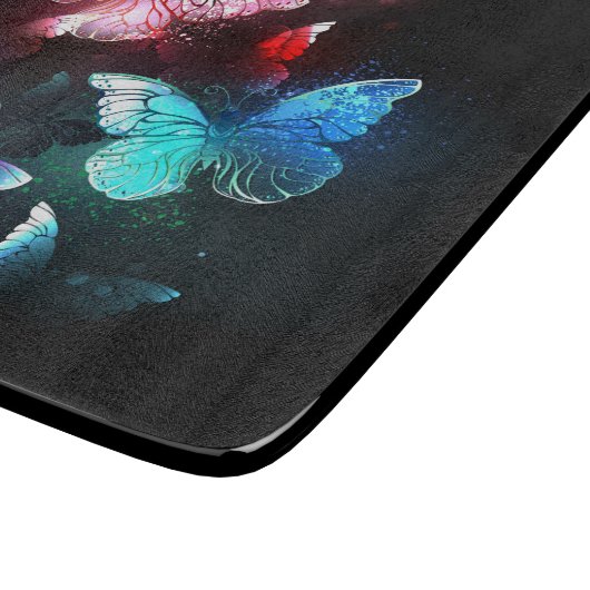 Drei glühende Schmetterlinge im Hintergrund Schneidebrett (Ecke)