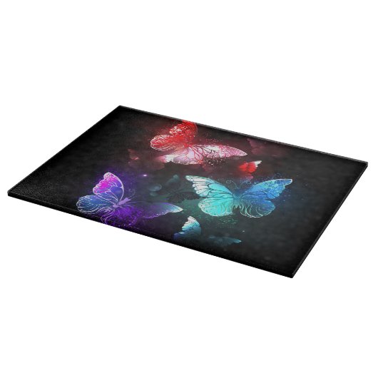 Drei glühende Schmetterlinge im Hintergrund Schneidebrett (Ecke)