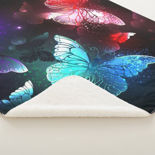 Drei glühende Schmetterlinge im Hintergrund Sherpadecke (3/4)