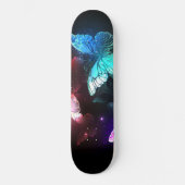 Drei glühende Schmetterlinge im Hintergrund Skateboard (Vorderseite)