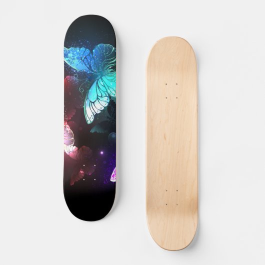 Drei glühende Schmetterlinge im Hintergrund Skateboard (Vorderseite)