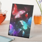 Drei glühende Schmetterlinge im Hintergrund Sockelschild (In Situ)