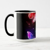 Drei glühende Schmetterlinge im Hintergrund Tasse (Links)