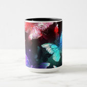 Drei glühende Schmetterlinge im Hintergrund Tasse (Zentrum)