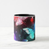 Drei glühende Schmetterlinge im Hintergrund Tasse (Zentrum)