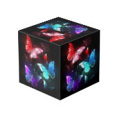 Drei glühende Schmetterlinge im Hintergrund Würfel (Rückseite Schrägansicht)