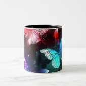 Drei glühende Schmetterlinge im Hintergrund Zweifarbige Tasse (Mittel)