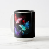 Drei glühende Schmetterlinge im Hintergrund Zweifarbige Tasse (Vorderseite Links)